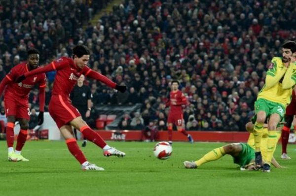 TAKUMI MINAMINO SCORES A BRACE AS THE REDS BEAT THE CANARIES 2-1 TO REACH FA CUP QUARTER-FINALS