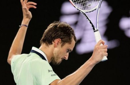 Australian Open: Daniil Medvedev beats Felix Auger-Aliassime to set up Stefanos Tsitsipas match