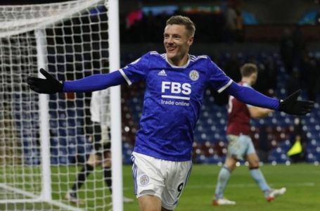 JAMIE VARDY INSPIRES THE FOXES TO A FIRST LEAGUE WIN THIS YEAR WITH VICTORY OVER THE CLARETS @ TURF MOOR