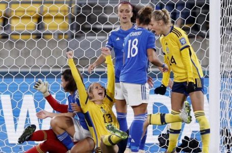 SWEDEN DEMOLISH ITALY 5-0 TO REACH SECOND ROUND OF WORLD CUP