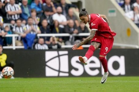 DARWIN NUNEZ LATE DOUBLE GIVES 10-MAN LIVERPOOL 2-1 WIN AT NEWCASTLE