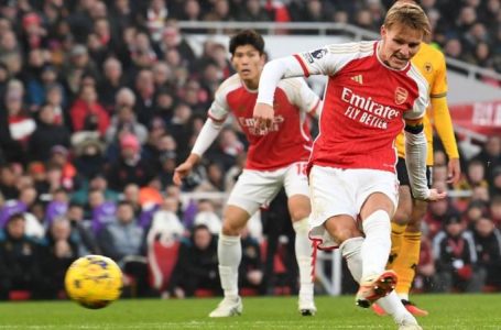 ARSENAL BEAT WOLVES 2-1 TO GO FOUR POINTS CLEAR AT THE TOP