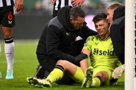 Nick Pope- Newcastle United goalkeeper suffers suspected dislocated shoulder